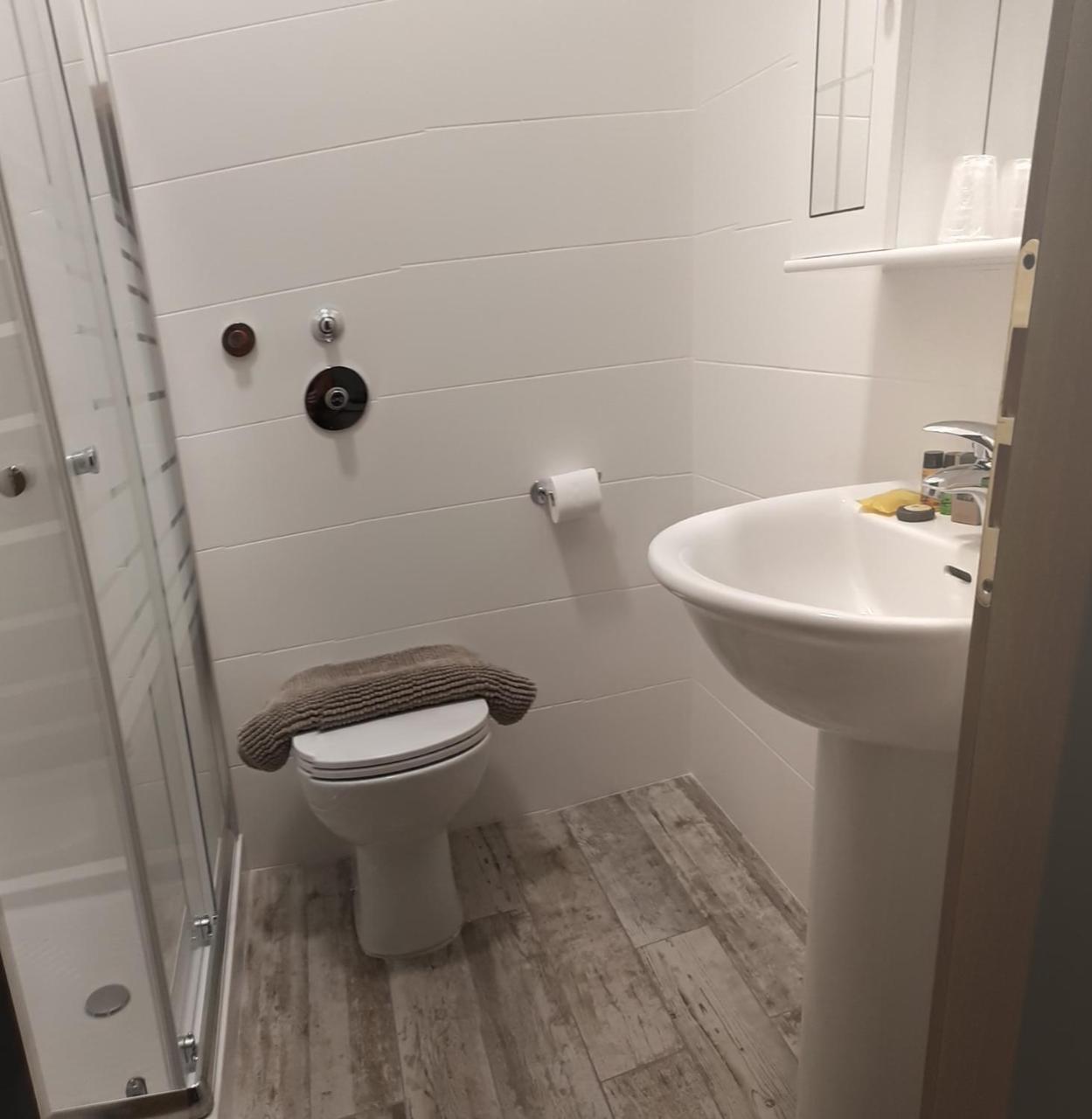 Residenza Miola Aparthotel Saronno Exteriör bild